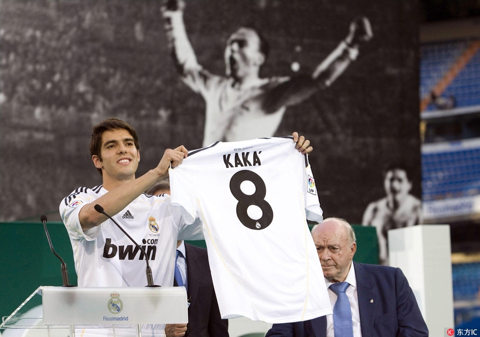 卡卡身披8号球衣