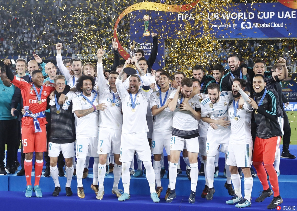 拉莫斯捧起冠军奖杯