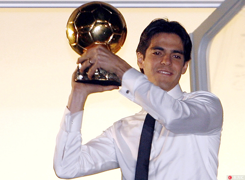 卡卡展示金球奖奖杯