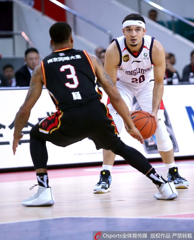 弗格目光如炬，运球穿越同曦防线，篮筐在他眼中仿若海洋