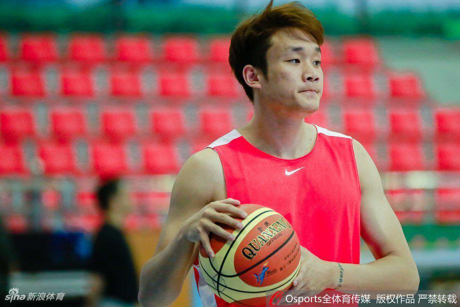 刚刚归队的丁彦雨航在训练场上进行拉伸，干练的新发型让他看起来格外清爽，脸上带着轻松的笑容。