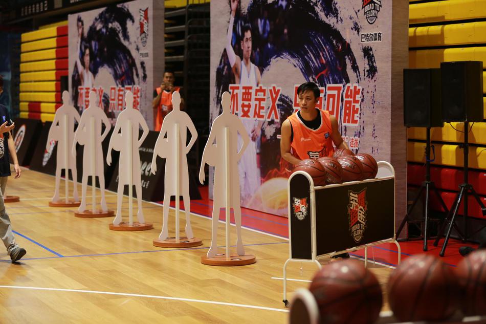 看台上的观众密密麻麻，有人高举手机记录，有人张大嘴巴忘情呼喊，一个孩子骑在父亲肩上，小手紧握拳头，眼神里满是对场上球员的崇拜。