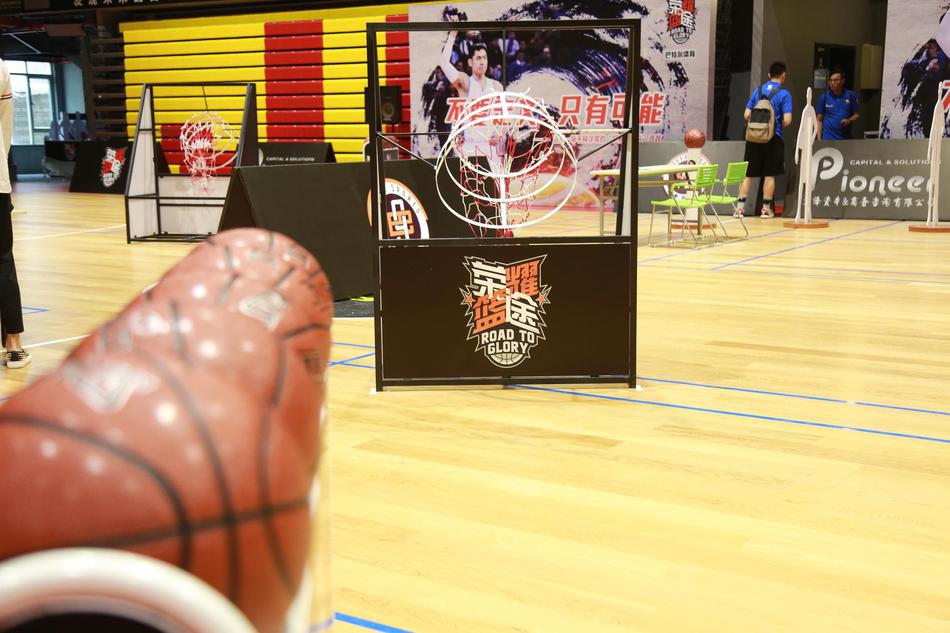 身穿深色球衣的控卫如闪电般突破两人包夹，身体扭曲中依然紧紧护住篮球，眼神死死盯着篮筐，仿佛下一秒就要撕裂防线。