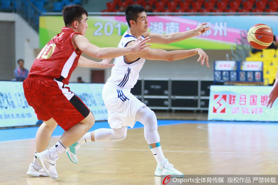 翟晓川持球强行突破，如利刃般直插陕西队腹地，以一记势在必得的上篮终结进攻。