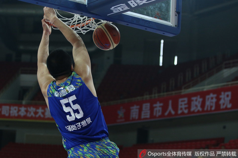 赵率舟持球面对防守，突然加速启动变向过掉对手，如尖刀般杀入内线准备上篮。