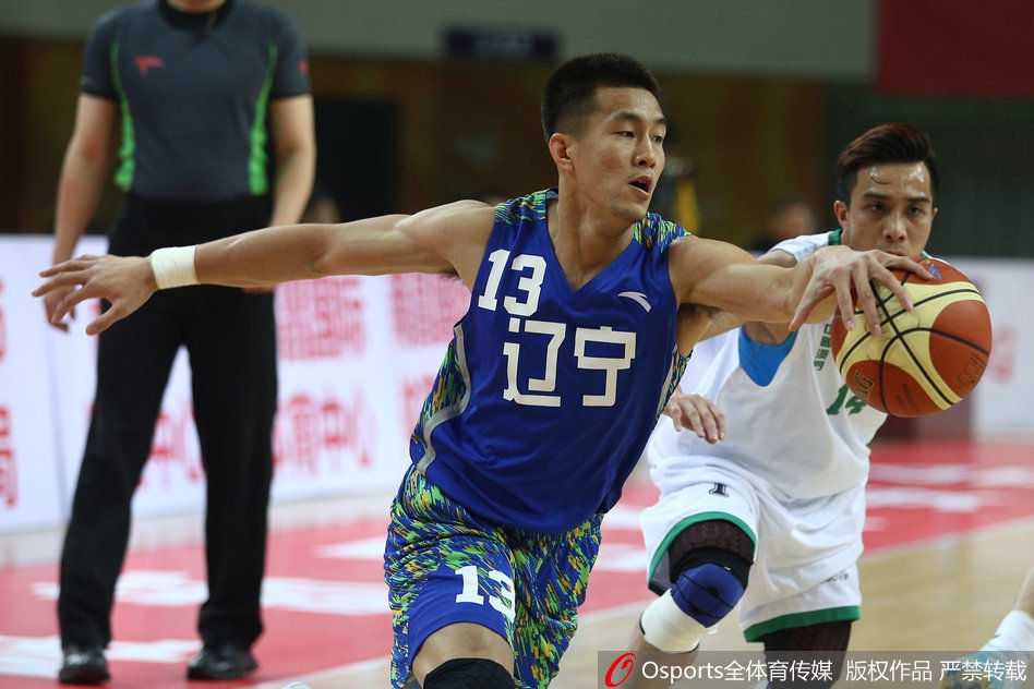 韩德君在对手头顶双臂大力灌框，巨大的身躯如同泰山压顶，展现出内线绝对的统治力。