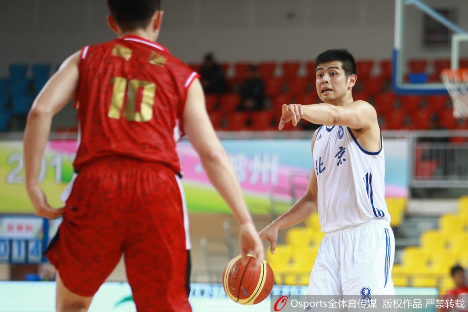 王骁辉如鬼魅般切入内线，面对补防毫不畏惧，用一记飘逸的上篮轻松取分。