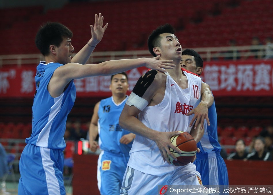 将帅同心：王治郅与阿的江在场边交流战术，两大传奇的对话写满故事