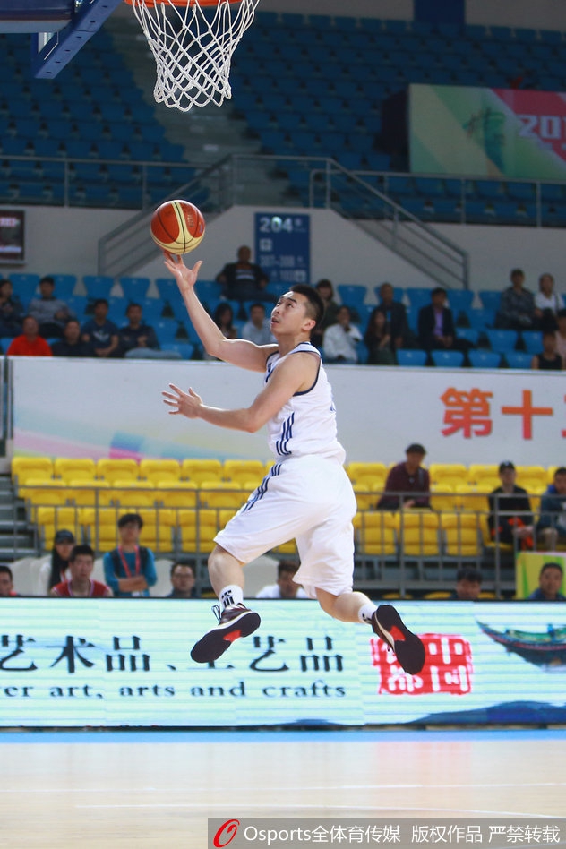 方硕运球观察时目光如炬，手术刀般的精准传球即将撕裂陕西队的整条防线。