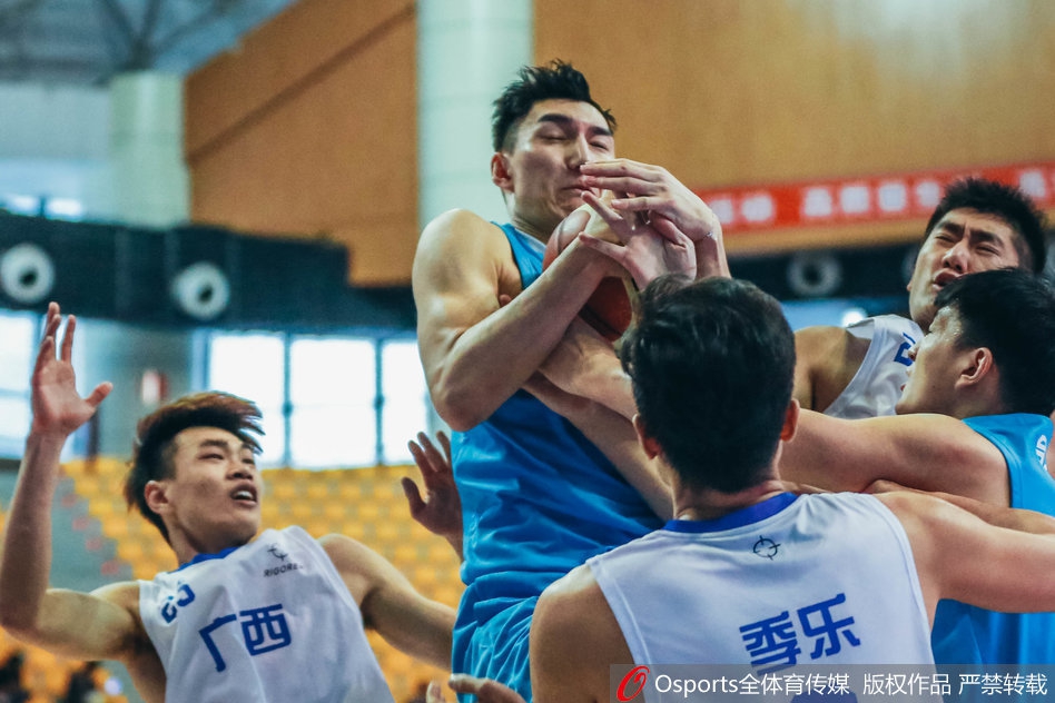 大王驾到：少年王哲林在江苏队头顶完成双手惊天暴扣，霸气尽显