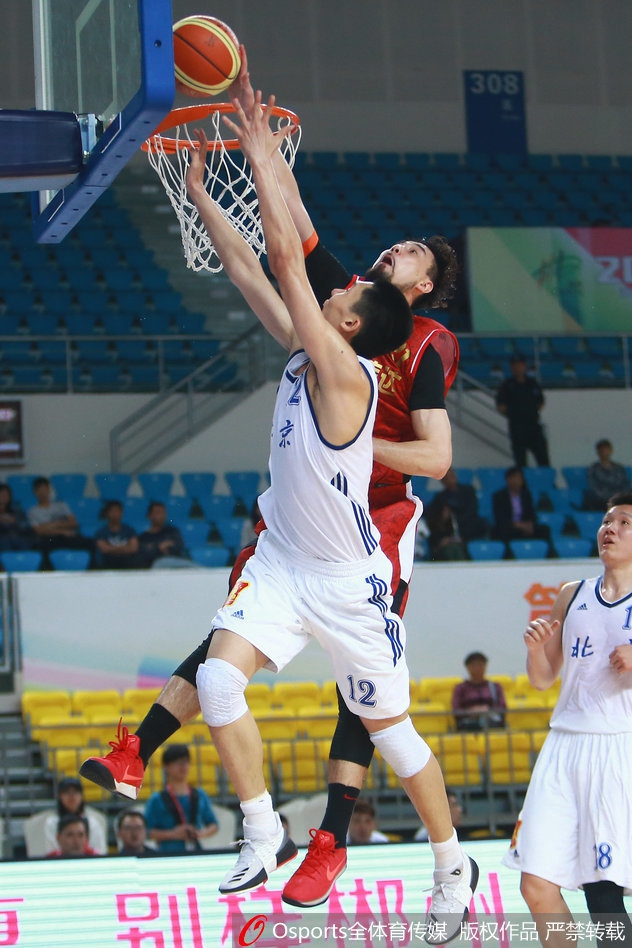 北京队多名球员高高跃起，在长人丛中硬生生将篮板球摘下，展现了必胜的决心。