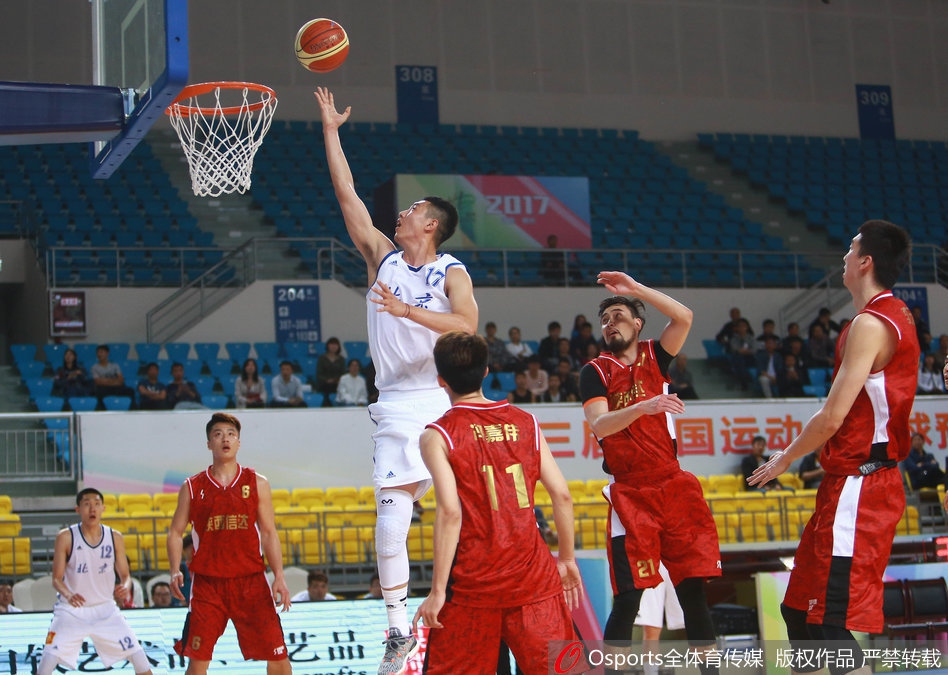 翟晓川在严密防守下强行上篮，身体在空中完全舒展，展现出国内顶级前锋的强悍实力。