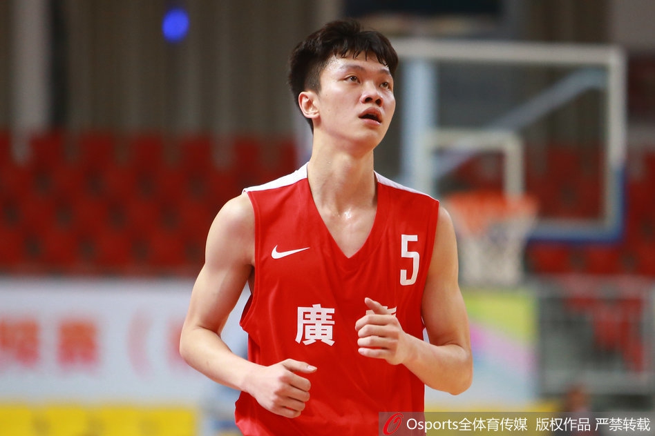 朱芳雨老当益壮,在有限的上场时间内稳健持球,用经验与力量背身单打,为年轻队员树立榜样。