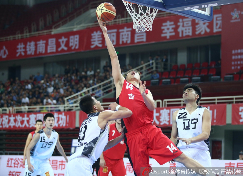 吉林队防守球员在郭艾伦启动瞬间形成合围，双人包夹试图阻止其突破