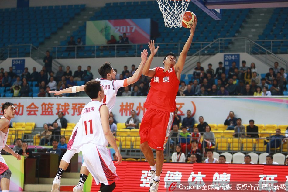 杜锋在场边全神贯注,双手比划着战术手势,神情激昂地指挥着场上的年轻队员,尽显少帅风采。