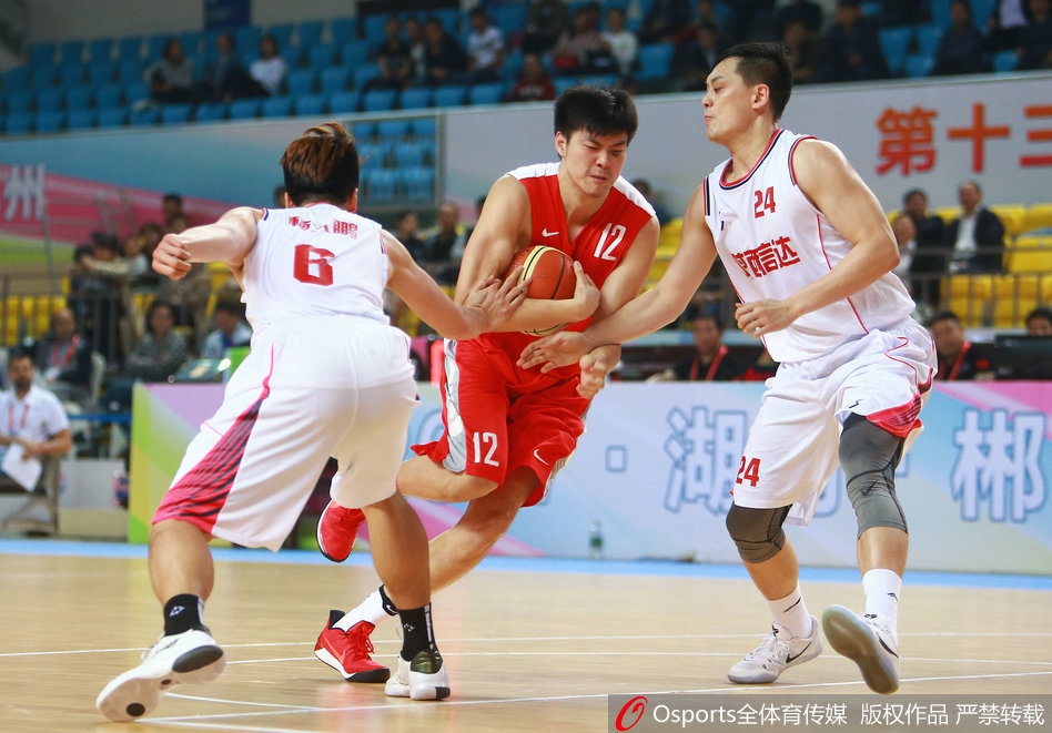 董瀚麟如猎豹般持球强行突破陕西队防线,眼神坚毅,飞身杀入内线挑战篮筐。