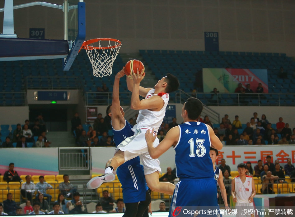 翟晓川如流星般划过球场，在高速奔跑中完成了一次极不协调却稳如泰山的上篮，身体在空中扭曲成一道弧线，只为将那该死的皮球送入篮筐。