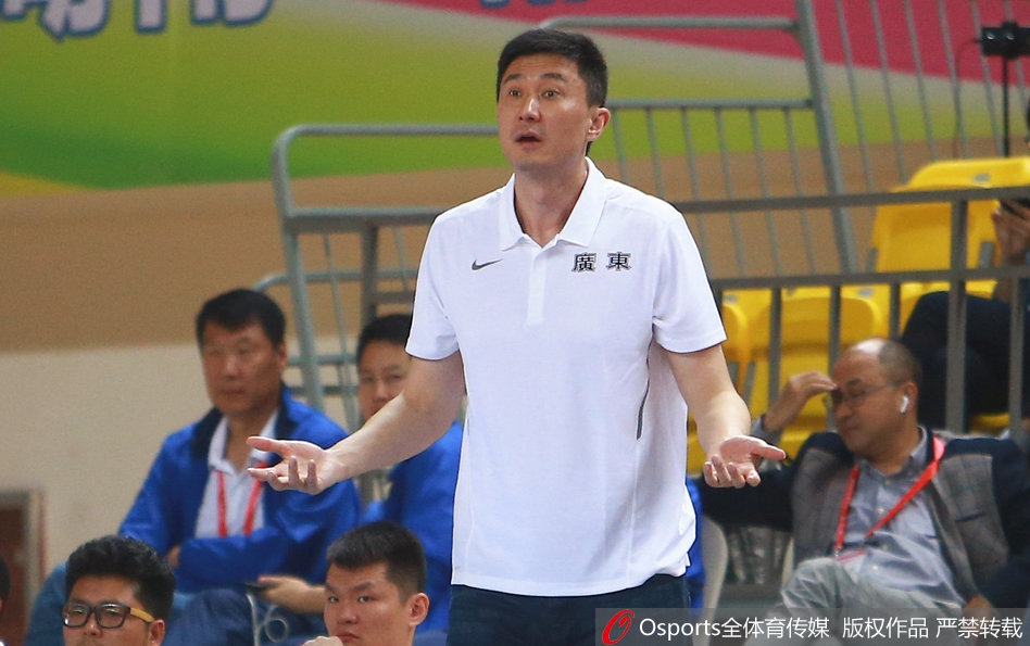 任骏飞在人群中高高跃起,犹如神兵天降,奋力拼抢下前场篮板球,二次进攻得手瞬间引爆替补席。