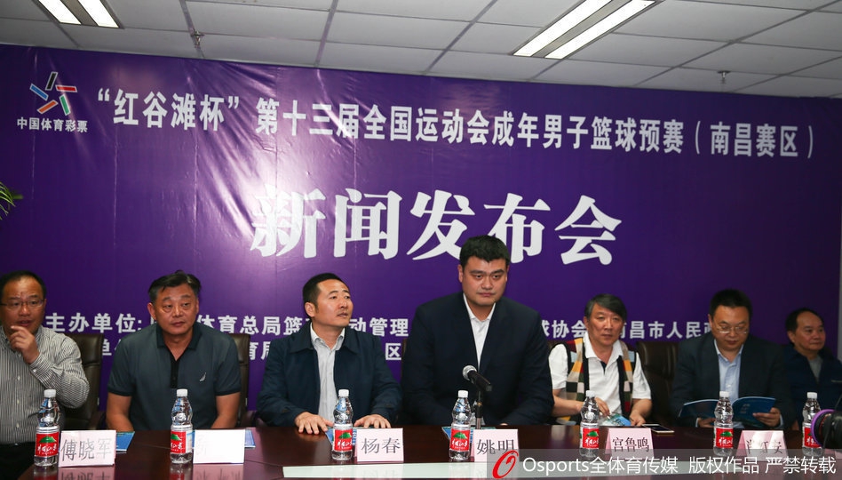 发布会后台区域，姚明与宫鲁鸣并肩而立进行私下交流，两人的神情虽然轻松，但这次简短的交谈或许涉及到了未来中国男篮主帅人选的方向和青训体系的衔接。