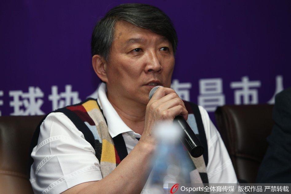 在发布会的互动环节，中国篮球名宿宫鲁鸣正在认真回答记者提问，他面前的麦克风铭刻着多家媒体标识，作为选帅评审团的核心成员，他的意见对最终人选至关重要。