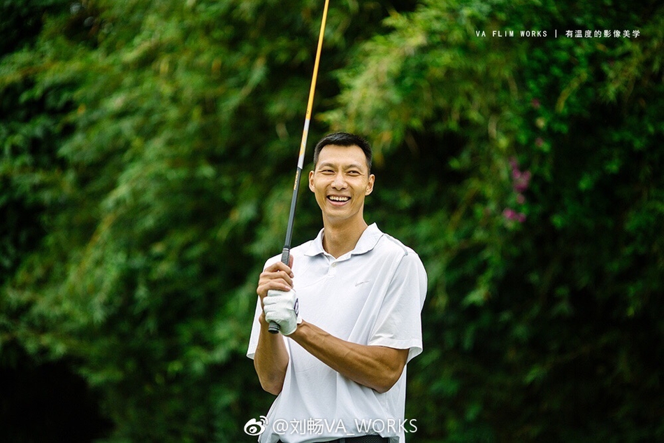 阿联笑得像个孩子般开心，阳光洒在他帅气的脸庞上，衬衫衣角随风轻扬，尽显轻松惬意的好心情