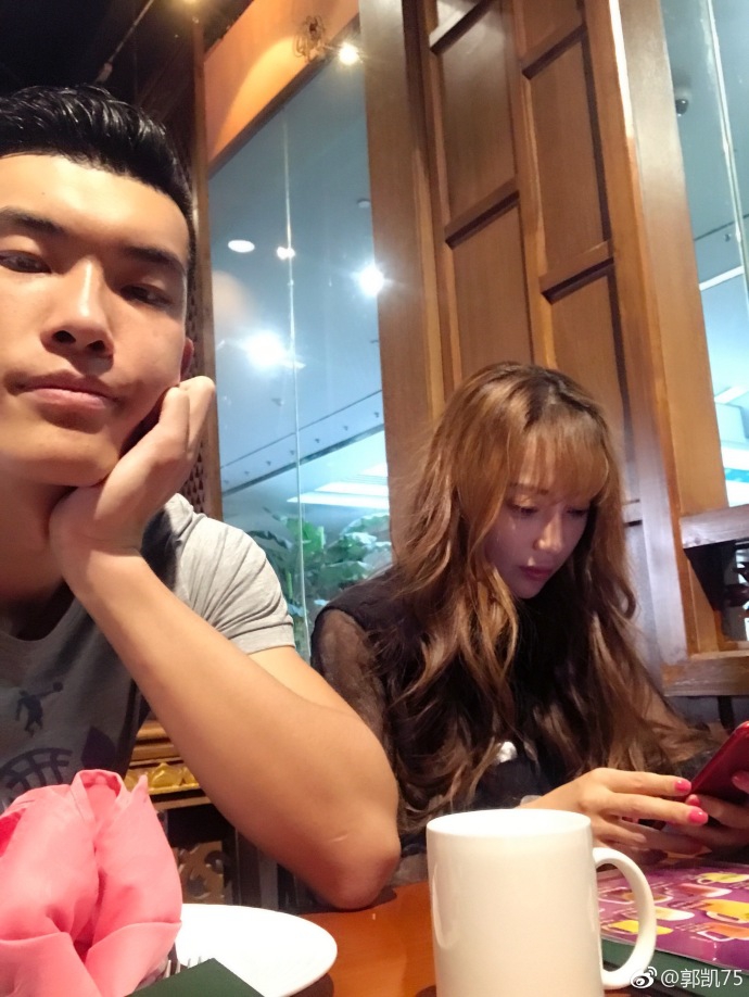 郭凯与神似Angelababy的女友头贴头甜蜜合影，两人笑容灿烂，眉眼间满是藏不住的幸福，画面温馨养眼。