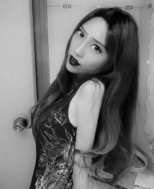 郭凯女友的一张颇具时尚感的写真，她穿着一袭优雅的黑色长裙，秀发披肩，回眸间浅笑嫣然，气质神韵与明星Angelababy确有几分相似。