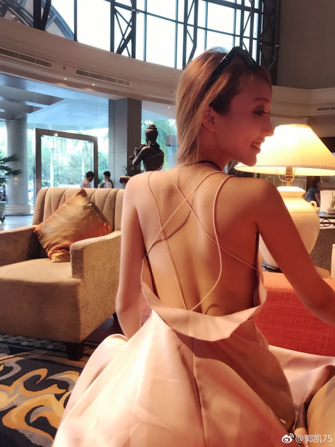 郭凯女友的单人美照，她侧身回眸，一头柔顺的长发随风轻扬，精致的五官在光影下更显立体，眼神中透着一丝灵动与温柔。