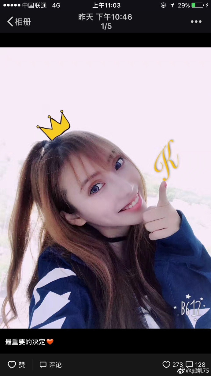 郭凯在CBA赛场上奋力拼抢，身穿广州男篮白色球衣，在对方高大外援的防守下依然咬牙卡位，表情坚毅，展现出不屈的斗志。