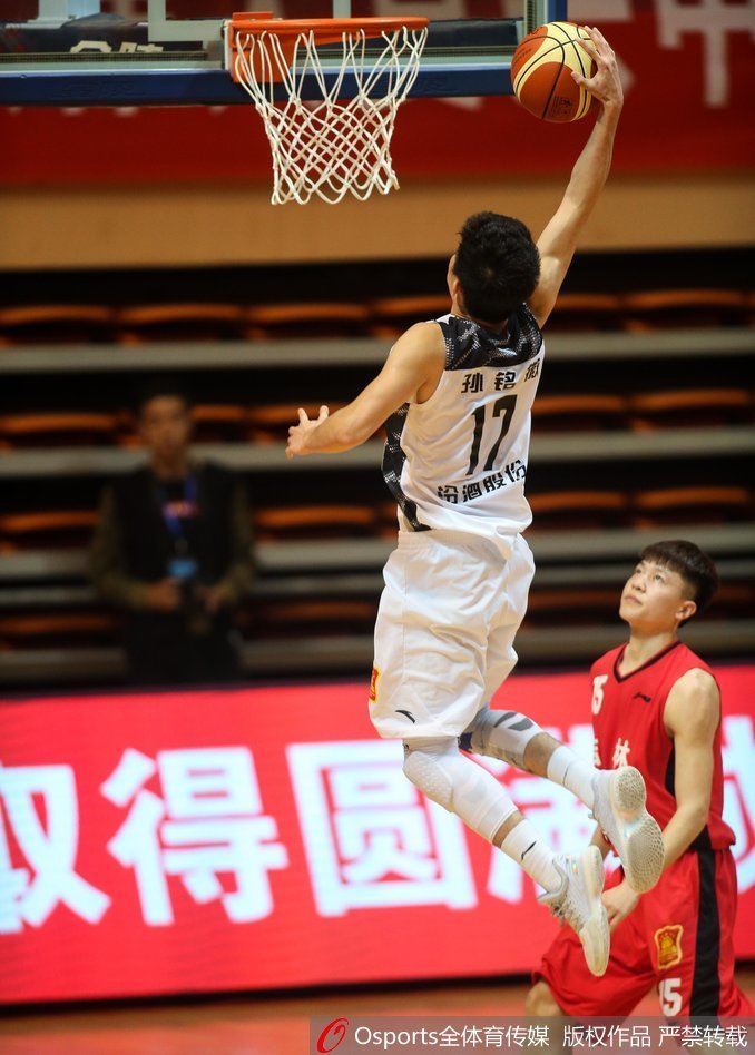 孙铭徽反击中高高跃起单手劈扣，身体在空中形成一张拉满的弓，势大力沉