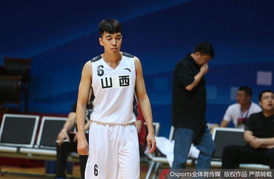 丁彦雨航在高位持球组织进攻，面对防守者目光如炬，正准备将球传给空切的队友