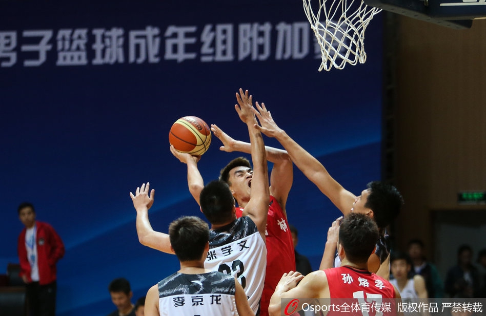 曾令旭持球推进时冷静观察队友跑位，运球的节奏如同乐队指挥般从容不迫