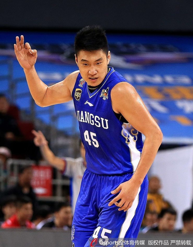 丁彦雨航接球后干拔跳投，皮球在空中划出完美弧线，睢冉在底线准备冲抢篮板，这是山东双子星在国家队的经典配合。