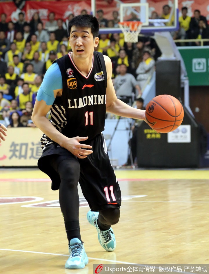 赵睿持球强行突破，面前是俞长栋和王子瑞的联手封堵，肌肉碰撞的声音仿佛穿透了屏幕，展现了训练对抗的激烈程度。