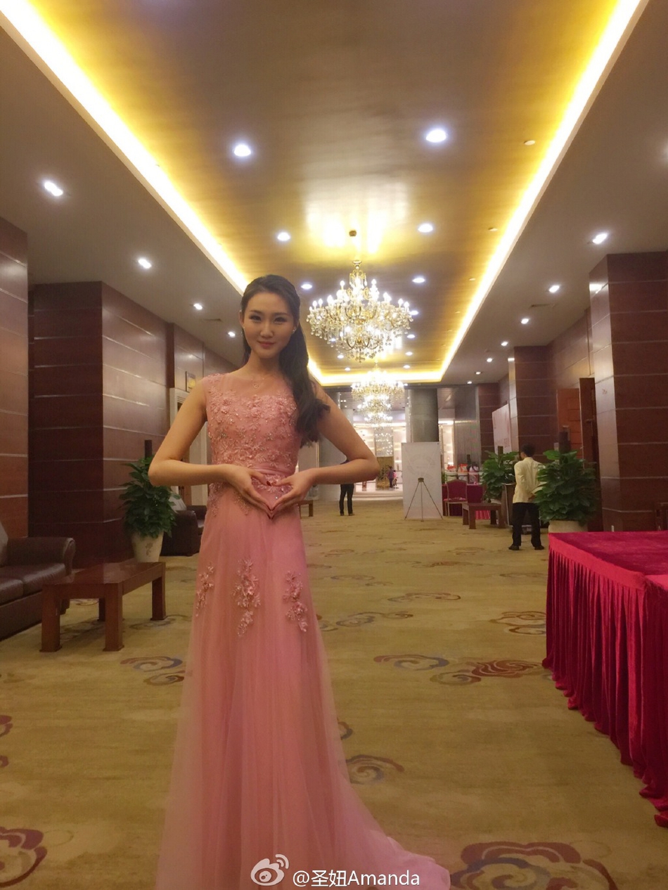 李圣身穿简约白色上衣，回眸一笑百媚生，精致的五官和优雅的颈线展现出她作为平面模特的专业素养，画面极具美感。