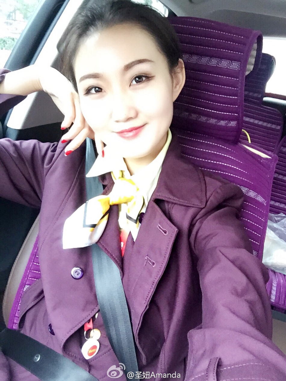 在温馨的居家环境中，李圣展现出知性优雅的一面，举手投足间既有模特的时尚感，又不失东方女性的温婉贤淑。