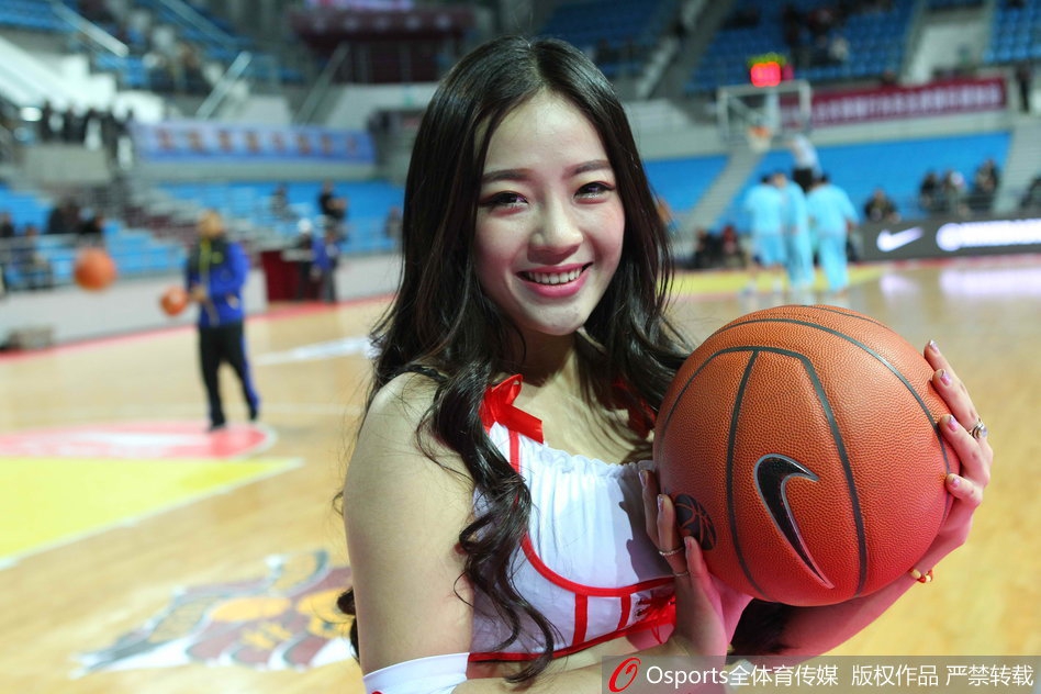 表演结束后，女孩们簇拥在一起合影留念，她们身后是巨大的篮球场。护士服与场馆内的运动元素形成鲜明对比，记录下这个属于她们和护士节的特别夜晚。