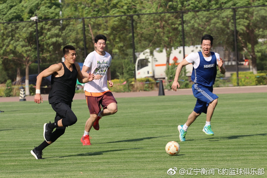 郭艾伦在绿茵场上大步流星地带球狂奔，那股勇往直前的冲劲，仿佛将篮球场上的快攻风格完美移植到了足球比赛中。