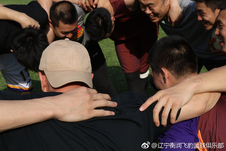 郭艾伦和队友们肩并肩站在场边，专注地观看着场上的局势，并不时交流着跑位心得，仿佛在探讨新的进攻战术。