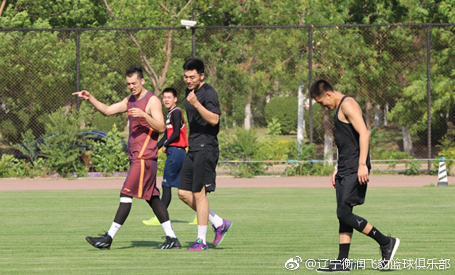 高强度的“足球友谊赛”间隙，一名队员坐在场边休息恢复体力，脸上带着运动后的红晕，神情放松而愉悦。