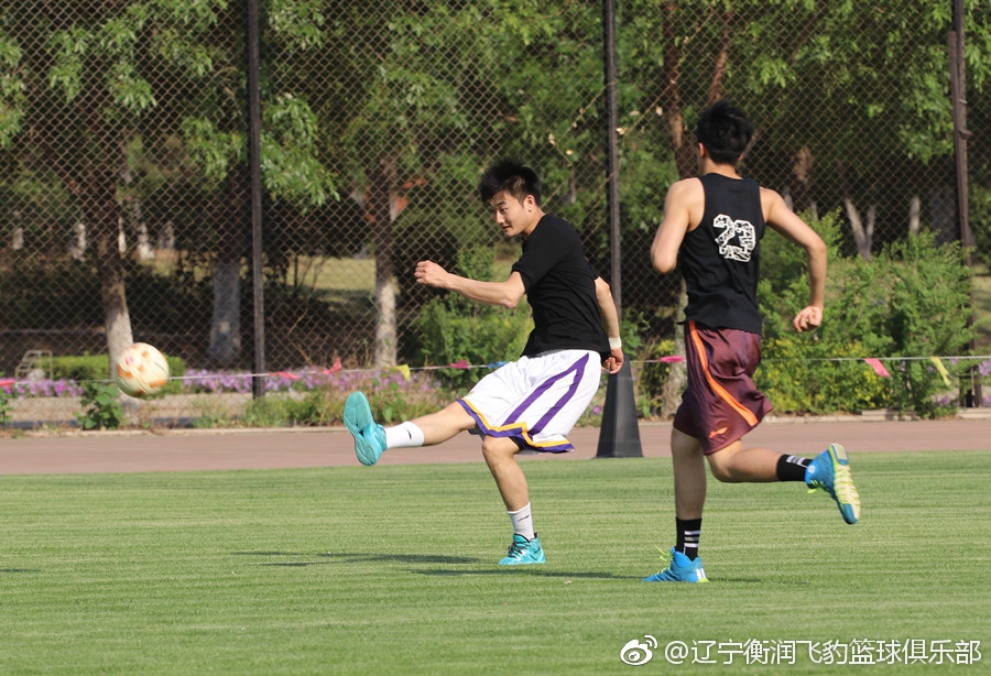 丛明晨在边路展现出细腻的脚法，面对防守球员，他冷静地尝试带球突破，动作流畅且充满自信。