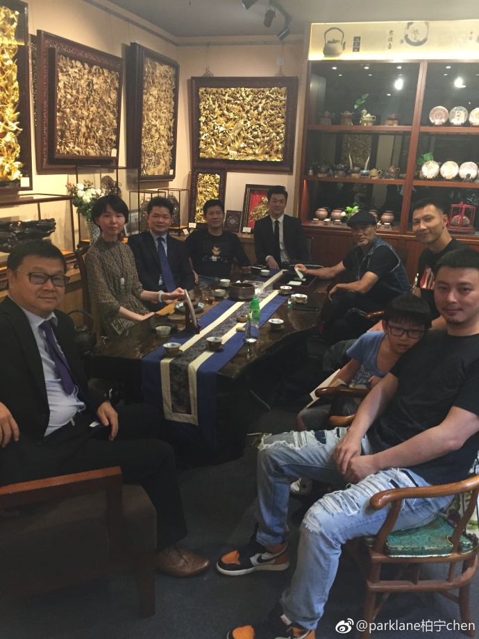 特写镜头下，阿联手拿酒杯仔细倾听华哥讲话，神情专注，任达华则挥手比划着，似乎在分享拍戏时的有趣见闻。