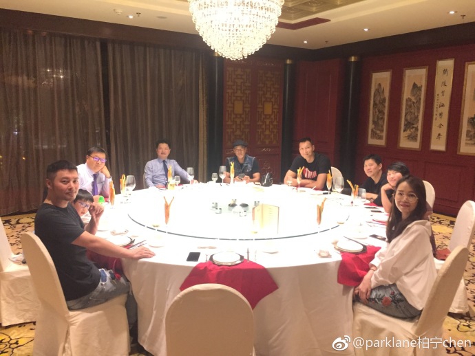 餐后道别时刻，阿联与任达华在餐厅门口握手，身后是柔和的灯光，一次愉快的相聚画上圆满句号，但友谊仍在继续。