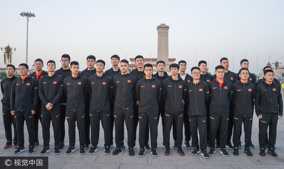 走在宽阔的天安门广场上，赵继伟被记者们团团围住。这位年轻的后卫面对镜头从容不迫，他身后的广场开阔无垠，正如他即将展开的国家队生涯，充满了无限的可能与希望。