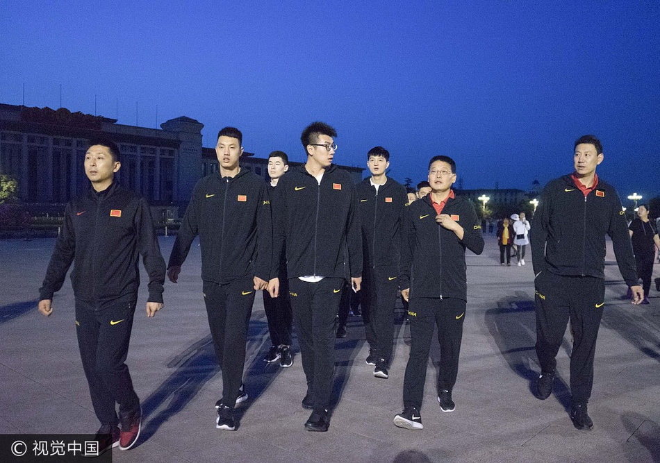 北京队的翟晓川在升旗现场接受采访，他侃侃而谈，眼中闪烁着光芒。他提到从国青队到国家队，再次在天安门观看升旗，内心的自豪感依旧，甚至更加强烈，这份为国出战的初心从未改变。