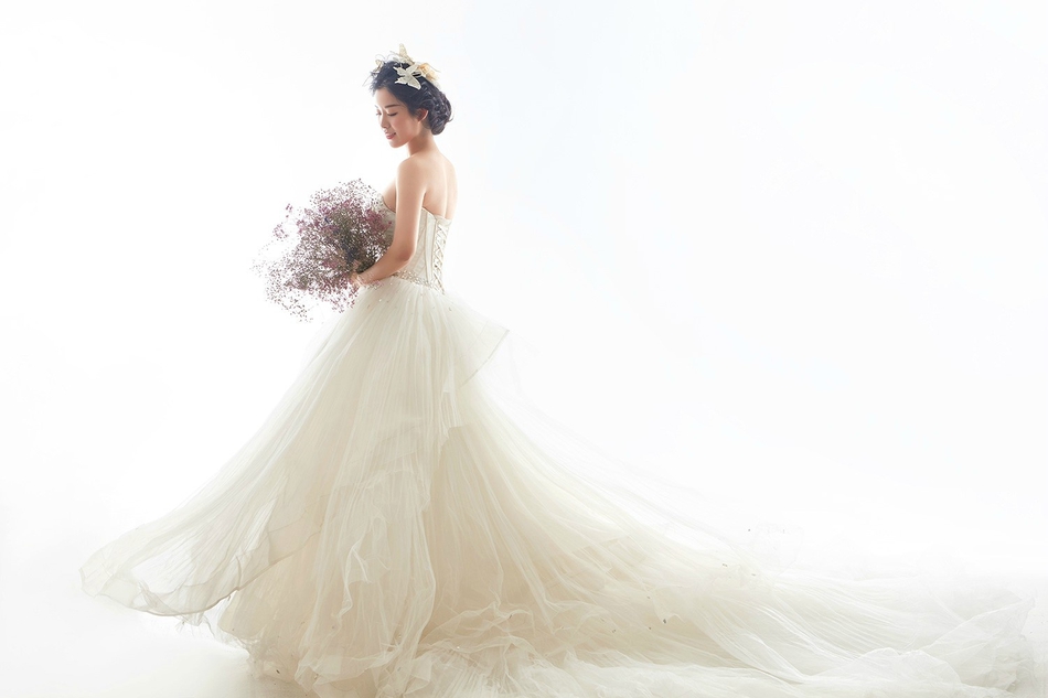 镜头捕捉到了新郎轻抚新娘脸颊的瞬间，指尖的温柔与新娘微闭双眼的享受，让空气中都弥漫着甜蜜的味道。