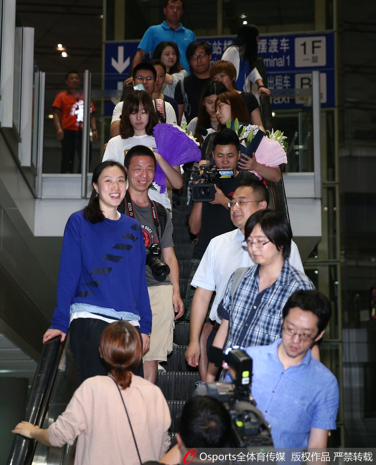 刚下电梯的邵婷立刻被媒体和人群簇拥，成为全场的焦点
