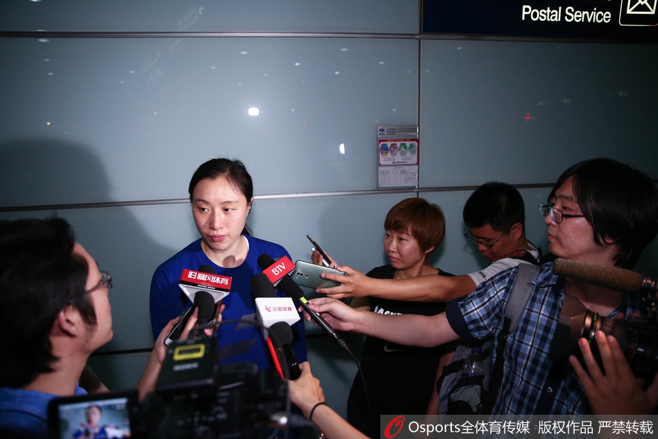 面对媒体的长枪短炮，邵婷笑得十分灿烂，从容分享美国之行的收获