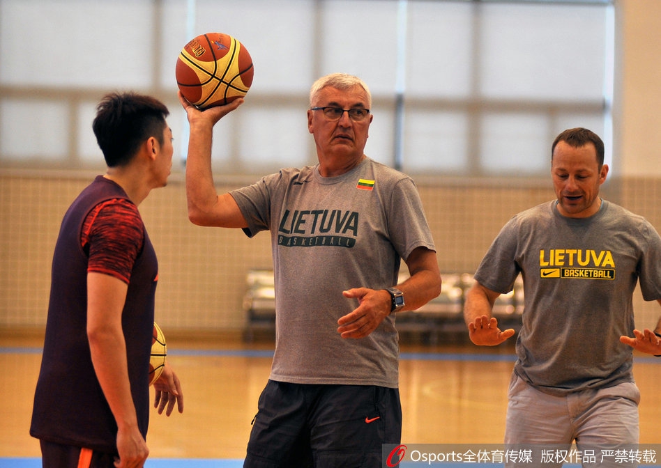 尤纳斯与助教陈江华在场边交流，两人神情投入，尤纳斯用手指向场内比划着战术跑位，陈江华频频点头，师徒二人正合力打造全新的教练团队