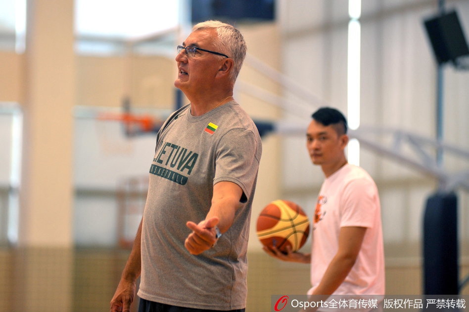 刚退役不久的陈江华身穿教练服站在场边，他一边给年轻后卫喂球，一边仔细观察场上局势，在新岗位上与昔日恩师尤纳斯配合默契